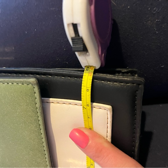 HP🌸Beautiful roomy like new crossbody unisex strap adjustable green and tan - Picture 11 of 15